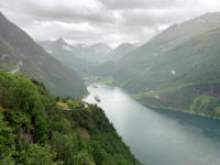 Blick von der Adlerkehre auf den Ort Geiranger