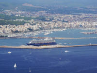 Blick aus dem Flieger auf die Mein Schiff 6 im Hafen von Mallorca