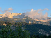 Blick am letzten Abend aus dem Restaurant auf das Wettersteingebirge